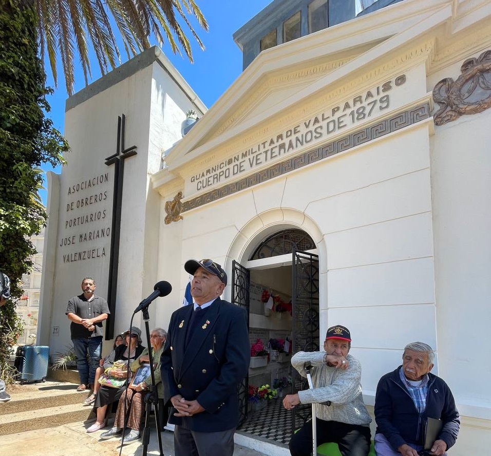 Foto de la ceremonia Dia del Veterano de la Guerra del Pacifico en el cementerio