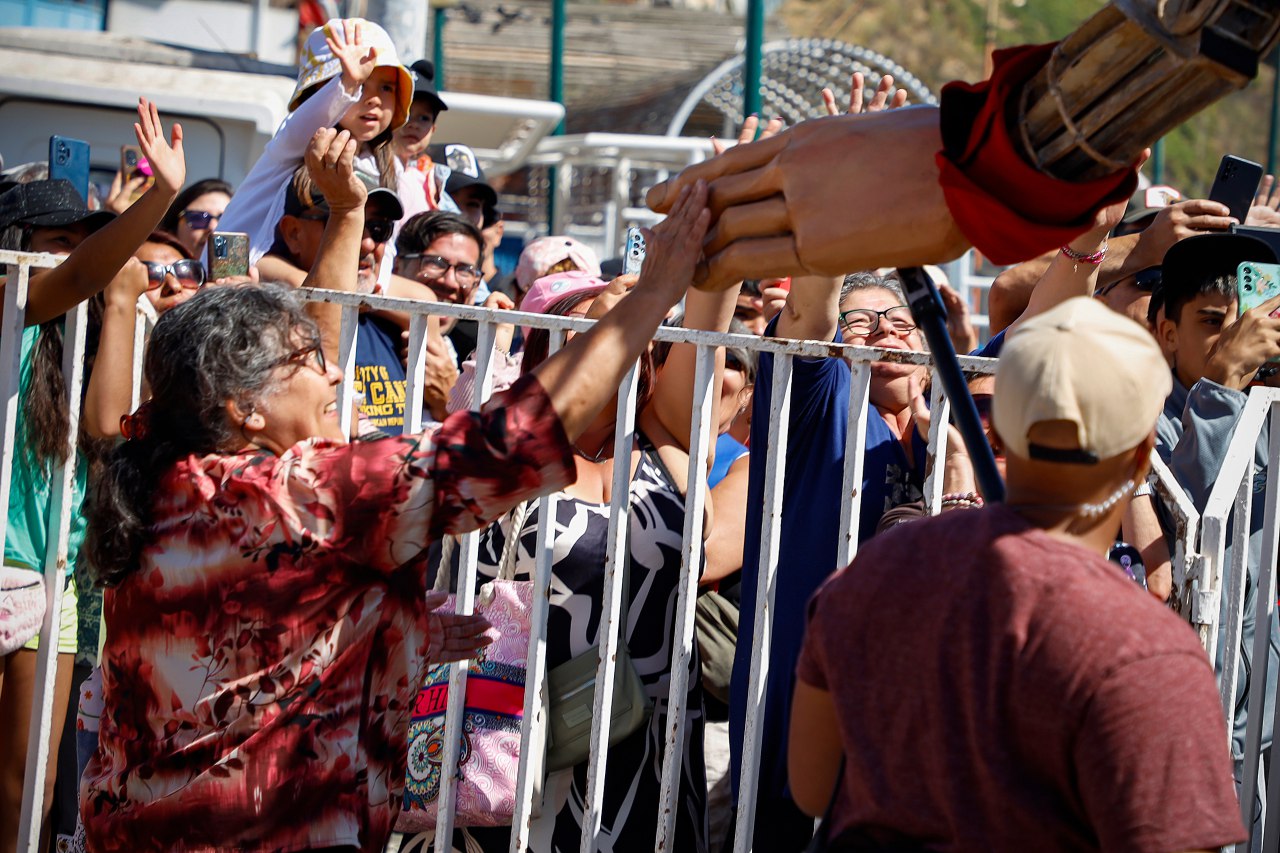 Amal, la marioneta gigante, saludando a la gente en una plaza de Valparaiso