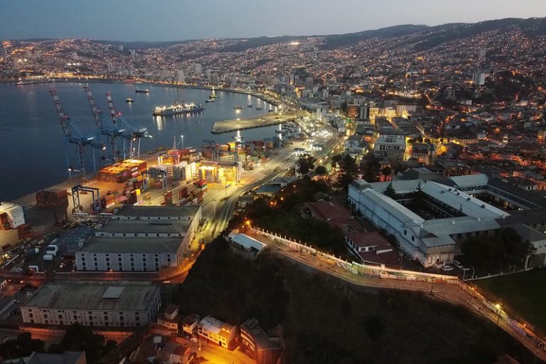 Imagen panorámica de Valparaíso desde las alturas del cerro Playa Ancha