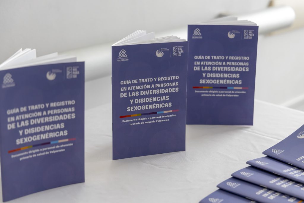 Personal de salud mostrando la guía de atención inclusiva
