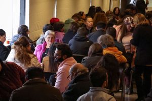 Grupos de personas conversan en torno a la salud