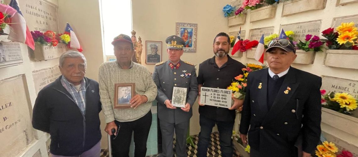 Foto de la ceremonia Dia del Veteranos Guerra del Pacifico en el cementerio