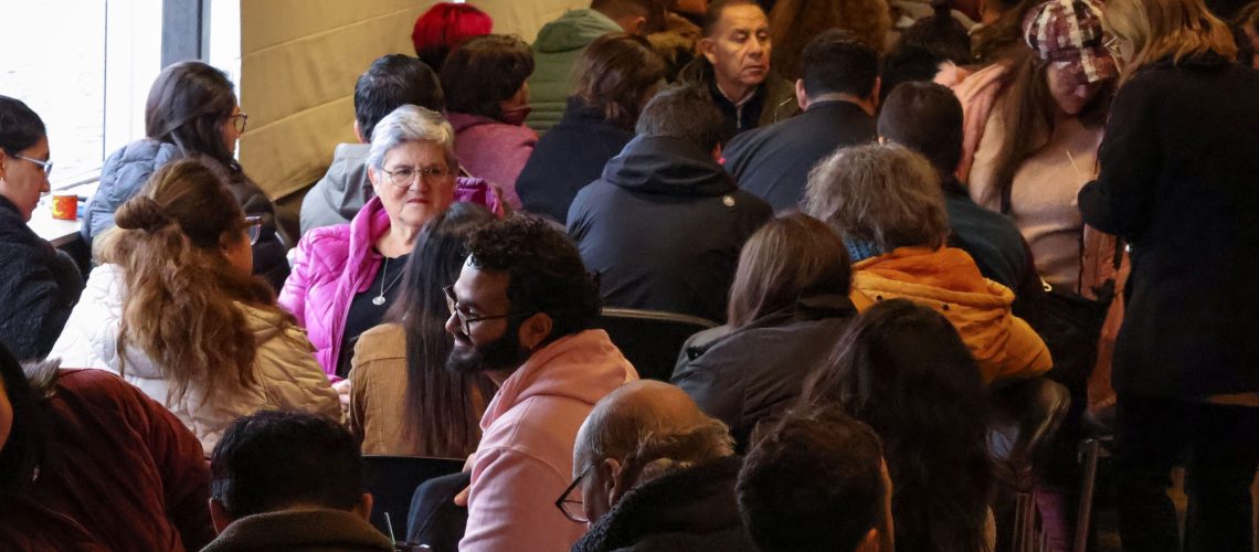 Grupos de personas conversan en torno a la salud