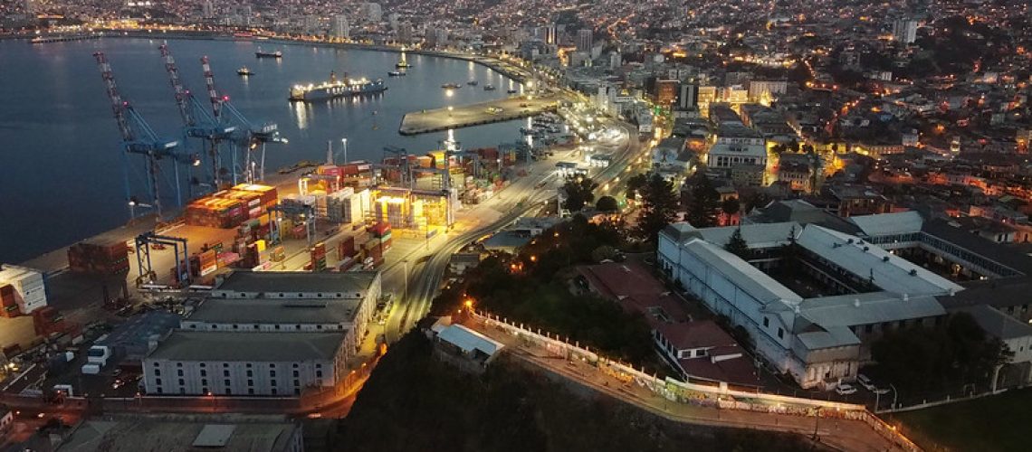 Imagen panorámica de Valparaíso desde las alturas del cerro Playa Ancha