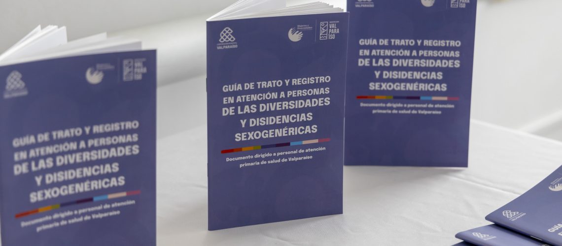 Personal de salud mostrando la guía de atención inclusiva